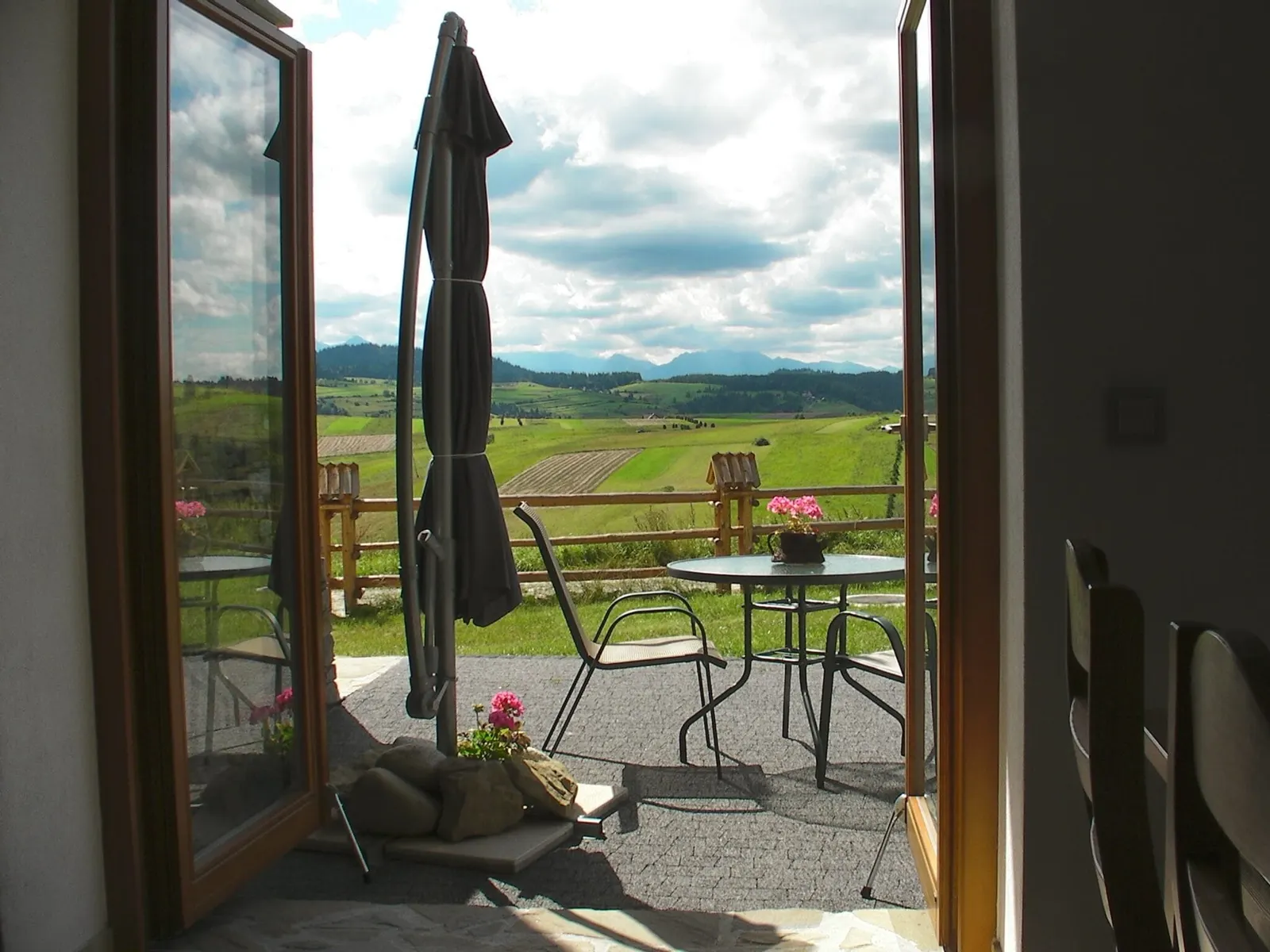 Widok z wnętrza na taras z panoramą górską