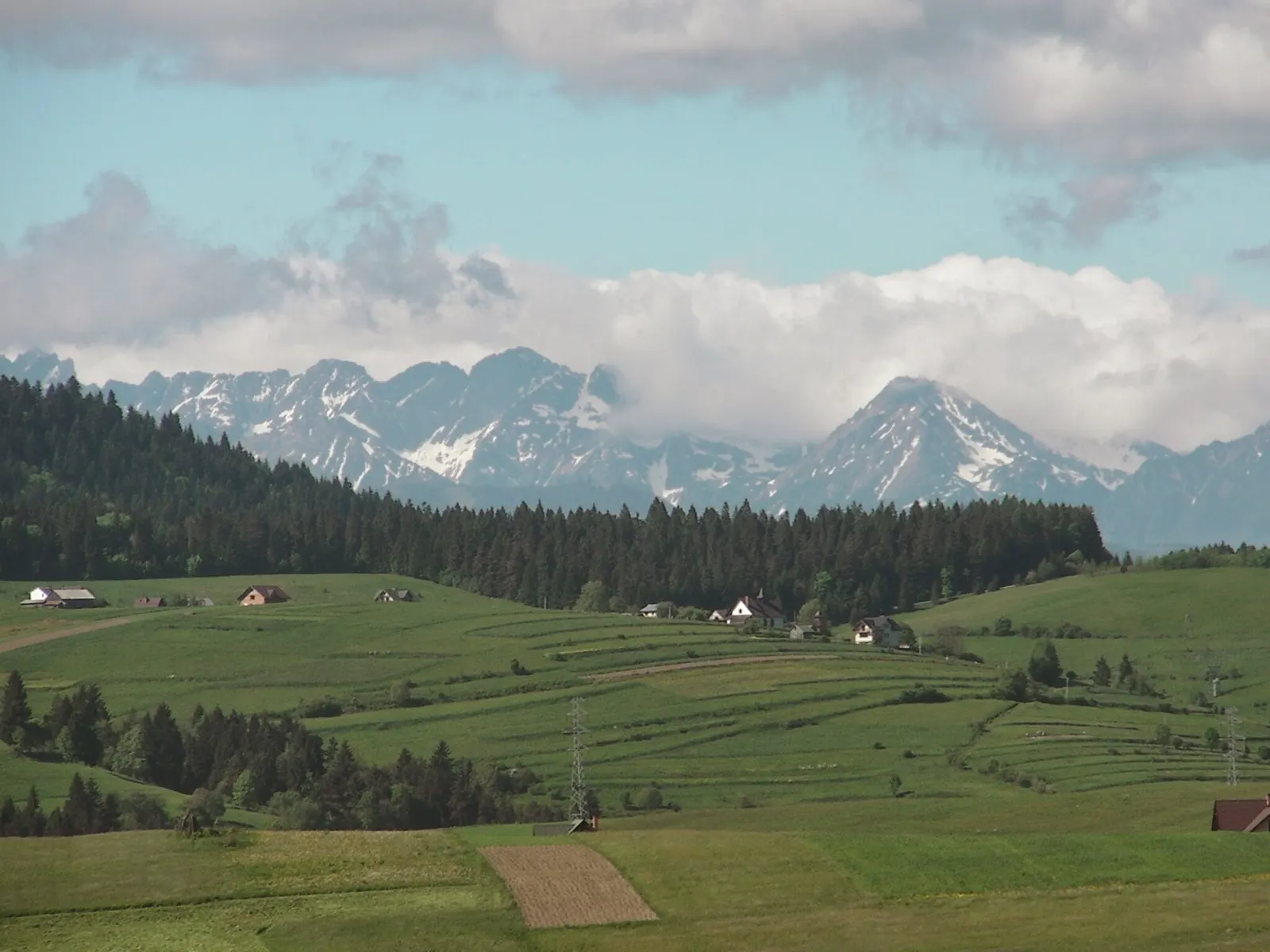 Panorama górska z doliną i polami
